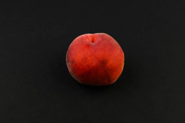 Siyah arka planda şeftali. Siyah arka planda taze şeftali. Yukarıdan bak. Yazacak bir yer. Tecritte. Arkaplanı kes.