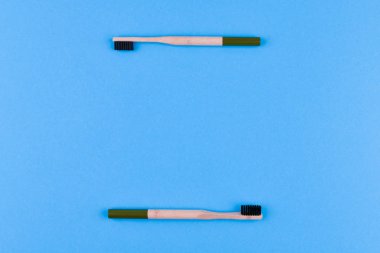 Mavi arka planda ahşap diş fırçası. Mavi arka plandaki ahşap diş fırçasını kapat. eko fırçası.