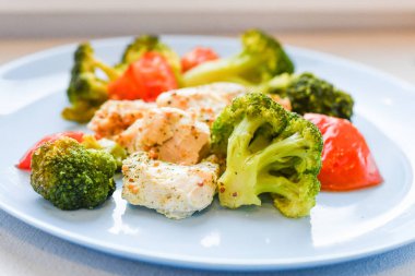 İçinde et parçaları olan karnabahar. kalp şeklinde patatesler. Mavi bir tabakta. Izgara deniz ürünleri. Sebzeli somon balığı bifteği, brokoli, karnabahar, havuç, salatalık, limon ve biber. Deniz mahsulleri, Akdeniz mahsulleri