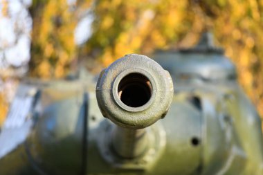 Yakından tankı olan bir fıçı. Paslı bir askeri tank silahının yakından çekimi, tank topu. Sovyet tanksavar tüfeğinin namlusu. Topçu tüfeği yakın çekim. Sığ alan derinliği.