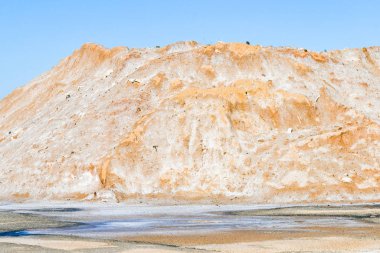 Kum dağı. Beton sarısı çakıl ocağı dağı. İnşaat için sarı çakıllı taş ocağı dağı 