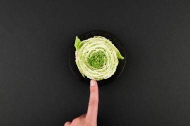 Siyah bir arka planda el çırpılmış lahana. Beyaz Pekin lahanası. Taze, diyet yeşil ve beyaz Pekin lahanasının daimi yöneticisi. - Kesik şeklinde olsun. Pekin lahanası hazır.