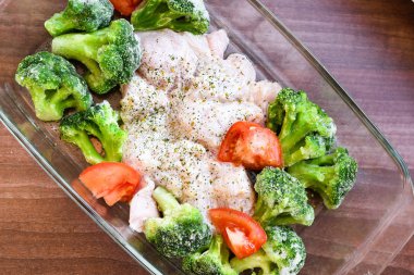 hindi ve sebze. Yakın plan. Çiğ, fırından önce