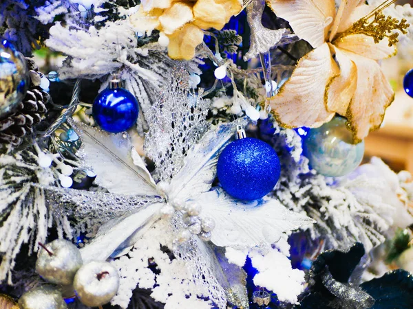 Árbol de Navidad blanco decorado con juguetes. Navidad y Año Nuevo decorado interior con regalos y árbol de año nuevo —  Fotos de Stock