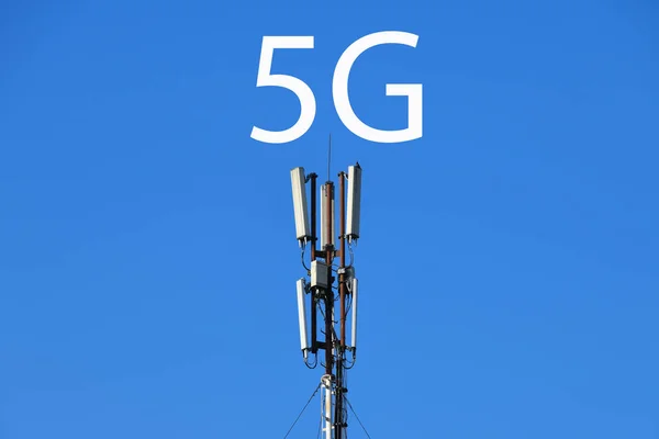 5G 단자 . 모바일 타워. 모바일 연결. 초고속 인터넷 개념입니다. 기술적 개념의 미래 모바일 네트워크. 사물의 인터넷. — 스톡 사진