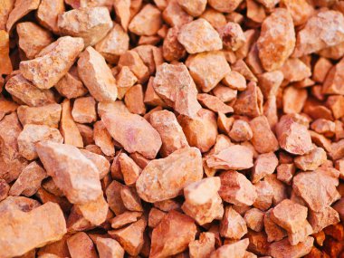 turuncu küçük çakıl taşları. Arka plan küçük turuncu çakıl taşlarından oluşuyordu. Pek çok kullanım alanı var. Doku, turuncu gölgede küçük çakıl taşlarından oluşur. 