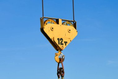 Vinç monte edildi. Bir kule vincinin montajı sırasında kurulum çalışması. Kule vincine metal bir element bağlıyorum. Bir kule vinci kurma süreci. Bağlanmış metal ögesi