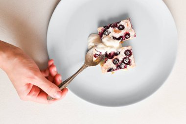 Tabağında böğürtlen olan süzme peynir güveci. Tabağında böğürtlen olan ev yapımı süzme peynir güveci. Lezzetli ev yapımı süzme peynir güveci ve tabakta böğürtlen. 