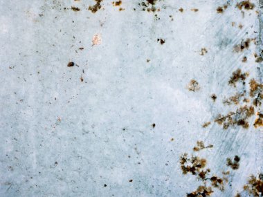 Mavi arka planda pas noktaları var. Mavi duvar dokusu pas noktalarıyla bozulmuş. Aşınma noktalarıyla boyanmış gri metalin dokusu. 