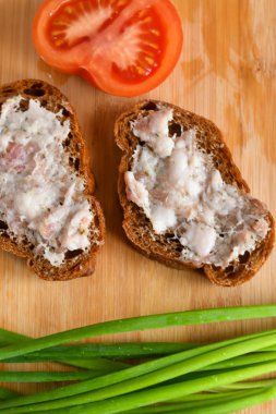 Soğanlı ve domatesli sandviç. Çöreğe bulaşmış yağlı fırın. Ukrayna yemekleri