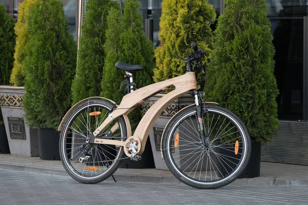 木制自行车。 生态自行车。 生态交通。 设计工作。 在绿色背景上. — 图库照片