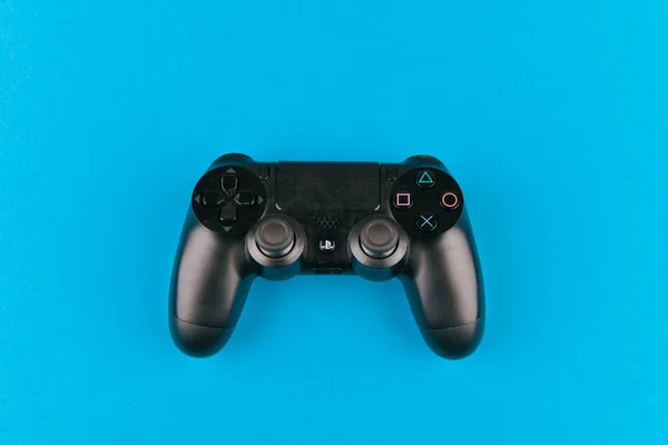Joystick juego. Playstation. sobre una vista superior de fondo azul. El nuevo Sony Dualshock 4 con PlayStation 4. Sony PlayStation 4 consola de juegos de la octava generación —  Fotos de Stock