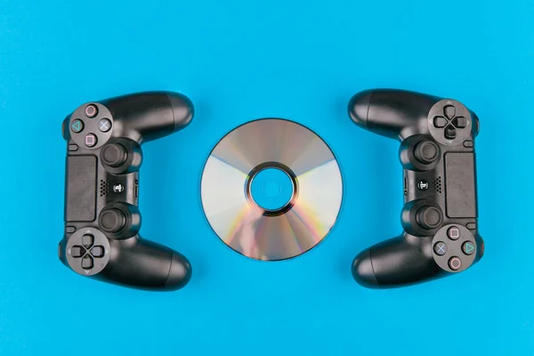 Spielsteuerknüppel. Playstation. auf blauem Hintergrund von oben. der neue sony dualshock 4 mit playstation 4. sony playstation 4 spielkonsole der achten generation — Stockfoto