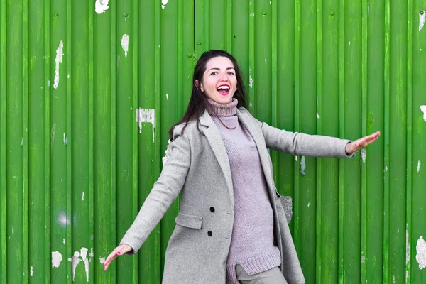 Retrato de mujer joven sobre un fondo verde. usar un sombrero y un abrigo. lugar para grabar. vestida con una pagoda fría. ropa y estilo. emociones naturales. Retrato de mujer joven contra un backgro verde — Foto de Stock