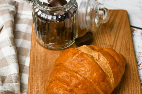 Croissants de chocolate. el comienzo de la mañana. Una taza de café. Croissant francés fresco. Cafetería y croissants recién horneados en un entorno de madera. Vista desde arriba.. — Foto de Stock