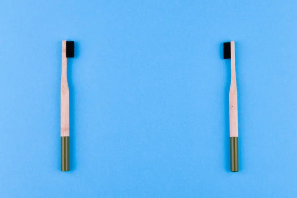 Houten tandenborstel op een blauwe achtergrond. Sluit houten tandenborstel op een blauwe achtergrond. eco-borstel. — Stockfoto