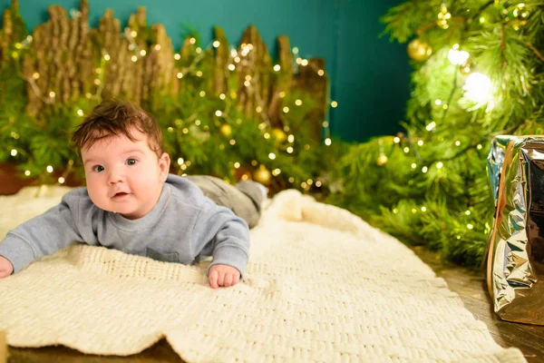 Uma criança perto da árvore de Natal. Rapazinho a celebrar o Natal. primeiro Natal do bebê . — Fotografia de Stock