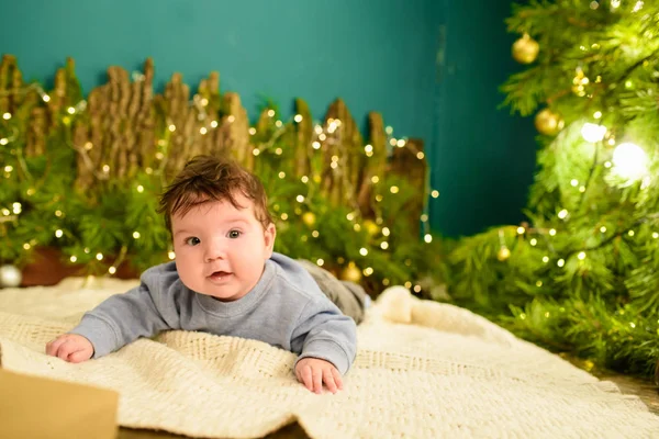 Petit enfant près du sapin de Noël avec des cadeaux. Comme un conte de fées — Photo