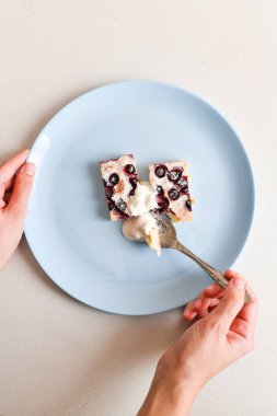 Çilekli süzme peynir turtası. Kaşıkla yemek. Yukarıdan görünüm. 