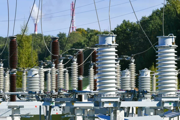 Elektrik santrali transformatör yüksek voltajlı ekipman stratejik nesne güç ünitesi. Güç istasyonu transformatörü yüksek voltajlı ekipman stratejik nesne gücü. — Stok fotoğraf