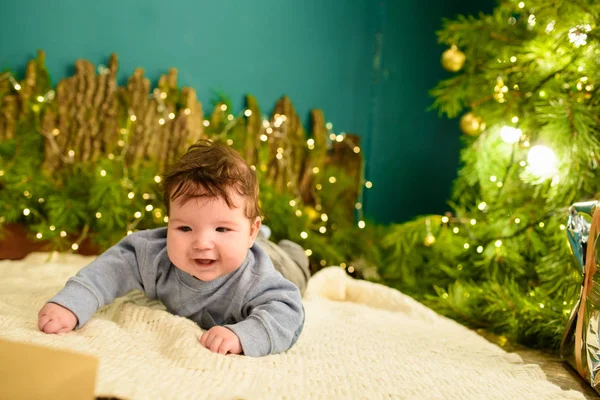 Uma criança perto da árvore de Natal. Rapazinho a celebrar o Natal. primeiro Natal do bebê . — Fotografia de Stock