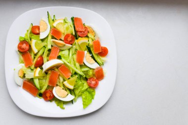 sebze salatası. Yukarıdan bak. Hafif kahvaltı. sağlıklı sebze