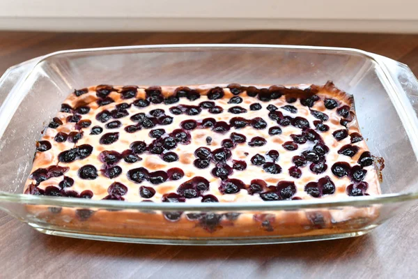 Bær tærte i en glasskål. Hjemmelavet hel smuldre kage i glas skål. Friskbagt. Økologisk dessert - Stock-foto