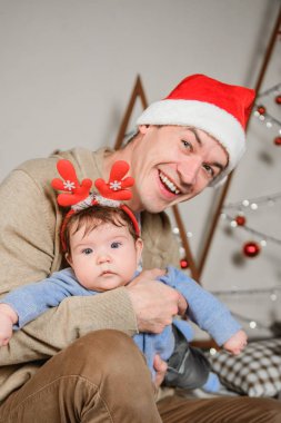 Baba ve oğul Noel 'de eğleniyor. Yeni yılda çocuğunla iyi eğlenceler..