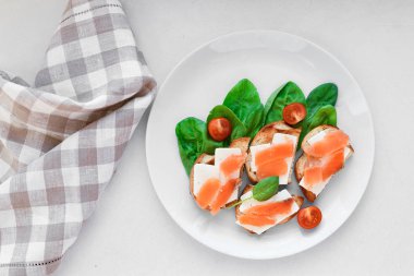 Bitki ve domatesli kırmızı balık. Yukarıdan bak. Ev yapımı sandviçler. Kahvaltı.