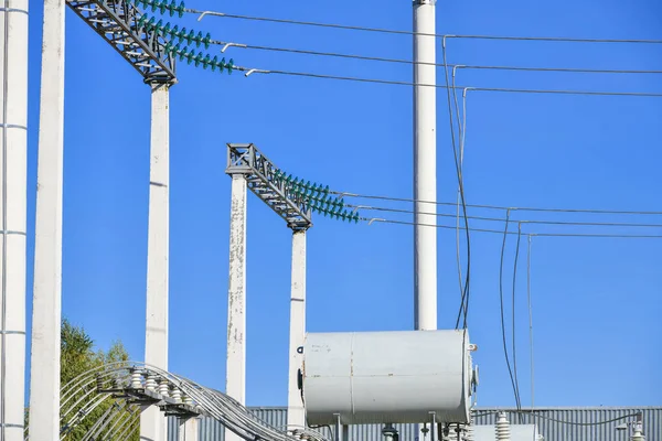 High voltage electricity pylons against perfect blue sky with white clouds. electric poles — Stock Photo, Image