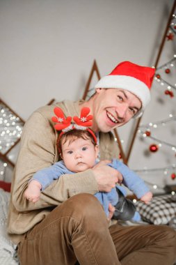 Noel kırmızı boynuzları. Boynuzlu komik bebek. Ayrı bir Noel arkaplanında. pozitif yeni yıl