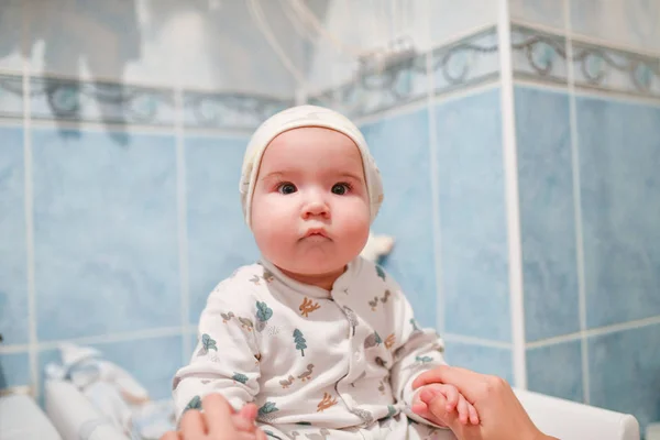 Babybadje, na het baden. in een hoed. Schone baby. moeder houdt — Stockfoto