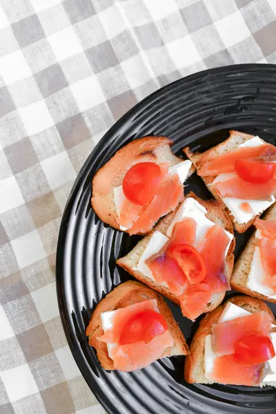 Röd fisk på vitt bröd. Smörgåsar med röd fisk på en vit platta närbild, konsistens och bakgrund. Smörgåsar med röd fisk på en vit platta struktur och bakgrund — Stockfoto