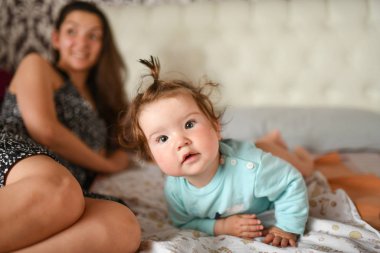 Yatakta bebek var. Tatlı bebek yalanları. Gülümseyen bebek. komik tarak