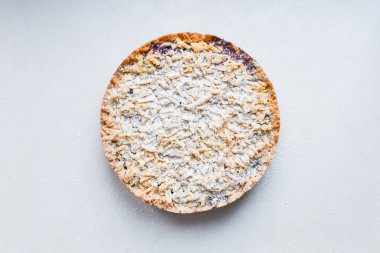 Beyaz arka planda yuvarlak pasta. Yukarıdan bak. pasipan tozu