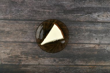 Koyu ahşap arka planda cheesecake. Yukarıdan görünüm.
