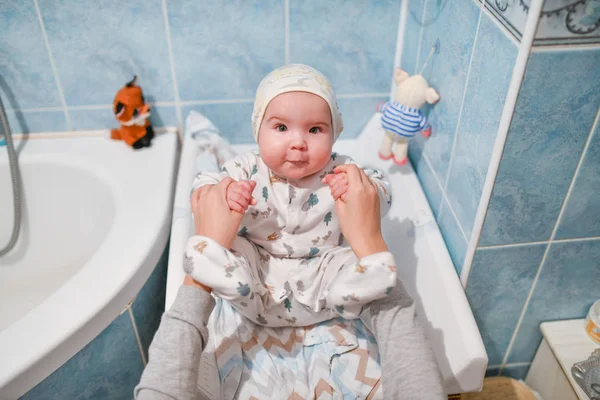 Дитяча ванна, після купання. у капелюсі. чисте дитя. мама тримає — стокове фото