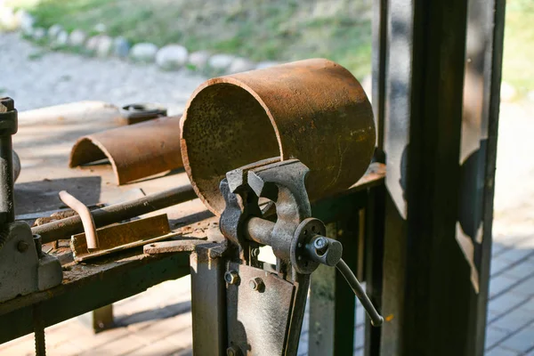 A braçadeira do ferreiro. Dispositivo de fixação de metal em uma antiga bancada. Área de trabalho Vise — Fotografia de Stock