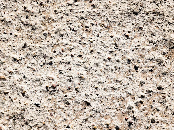 Mur en béton avec des cailloux. Image de mur en béton en couleur après une exposition prolongée à l'eau et à la pluie — Photo