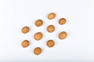 simetride ceviz. Ceviz manzarasını kapat. Cevizler 4 su, 15 protein, 65 yağ ve 7 diyet lif dahil 14 karbonhidrattır. 100 gramlık bir referans bölümünde. Bir grup kahverengi fındık Arran.