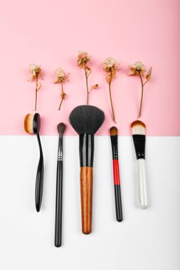 Beyaz ve pembe arka planda makyaj fırçaları. Makyaj fırçaları. Geçmişi. Kopyalama alanı var. güzellik ve kozmetik blog yazarı
