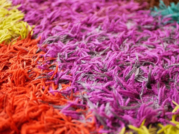 Veelkleurig tapijt close-up. Fleecy tapijt. zicht van bovenaf — Stockfoto