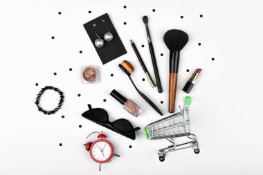 konsept kadın alışverişi, düz yatak. Düz çizgi. Düz aksesuarlar, pembe arka planda telefon kulaklıkları çalar saat. 8 Mart Sevgililer Günü. Kadın aksesuarlarının en üst görüntüsü. Alışveriş.