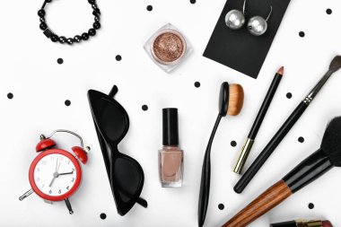 Beyaz arka planda kadın aksesuarları. Konsept kadın alışverişi, düz yatış. Düz çizgi. Düz aksesuarlar, pembe arka planda telefon kulaklıkları çalar saat. Sevgililer Günü 8 Mart