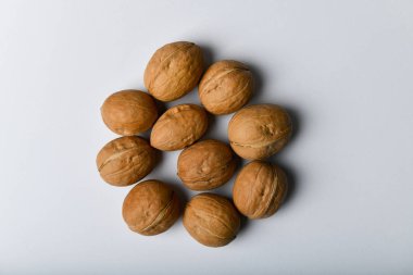 Beyaz arka planda cevizler. Ceviz manzarasını kapat. Cevizler 4 su, 15 protein, 65 yağ ve 7 diyet lif dahil 14 karbonhidrattır. Referans olarak 100 gram..