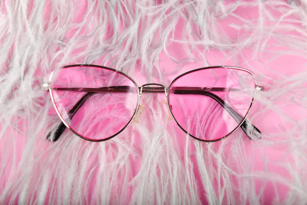 Gafas de rosa en plumas. flat lay. plumas de avestruz. Glamor y estilo. Las plumas son grises. Pink boa y vestirse con gafas. Gafas de color rosa en un mar de plumas rosas. —  Fotos de Stock