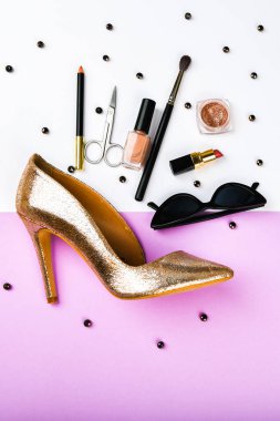Kadın ayakkabıları ve aksesuarları. Sepet ve kadın aksesuarları. Pembe arka planda kadın aksesuarları. Güzellik ve moda konsepti. Üst manzara, düz minimalizm. düz yat