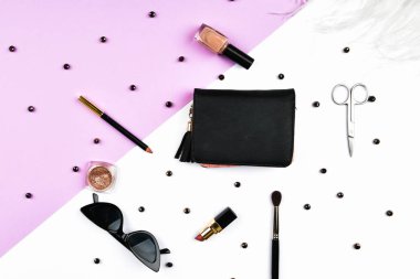 Kadınlar alışveriş yapıyor. Sepet ve kadın aksesuarları. Pembe arka planda kadın aksesuarları. Güzellik ve moda konsepti. Üst manzara, düz minimalizm.