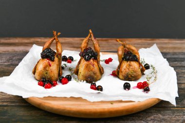 Arka planda bıldırcın pişirmek. Ahşap bir arka planda. Dikkat çekmeden. Küçük hindi