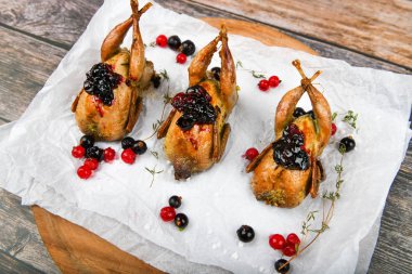 Ahşap bir arka planda bıldırcın. Ahşap bir arka planda. Küçük hindi. Yakın plan. Üç bıldırcın. Küçük kuş. Tavuk değiştirme.